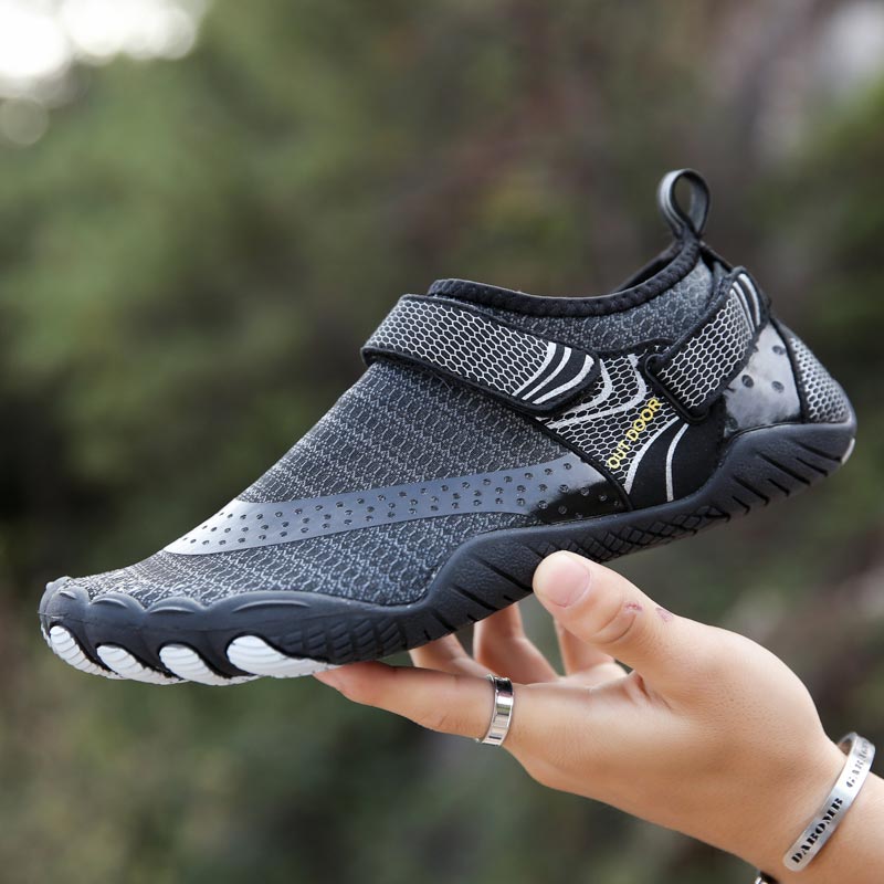 Dieser Schuh ist ein echter Alleskönner und perfekt für alle Outdoor-Aktivitäten geeignet. Egal, ob du gerne wandern gehst, kletterst oder einfach nur spazieren gehst, mit dem "Good Outdoor" bist du bestens ausgestattet.