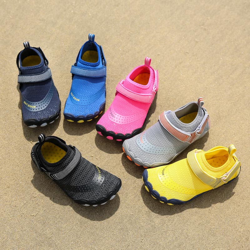 Dank des atmungsaktiven Materials und der perforierten Oberfläche bleiben die Füße Ihres Kindes bei warmem Wetter kühl und trocken. Der Schuh ist auch wasserabweisend, um die Füße bei feuchtem Wetter trocken zu halten.